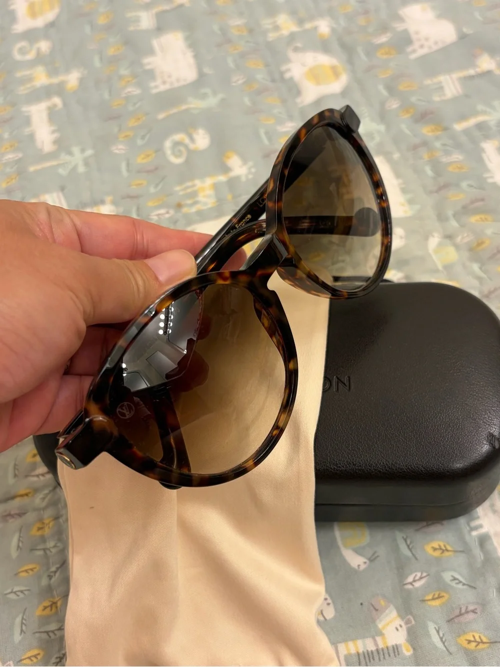 Louis Vuitton Sunglasses (PRICE FIRM)